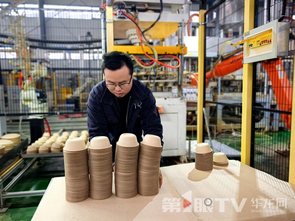 瑞竹公司内,工作人员正在整理竹纤维产品。第1眼TV-华龙网 首席记者 陈雨 摄