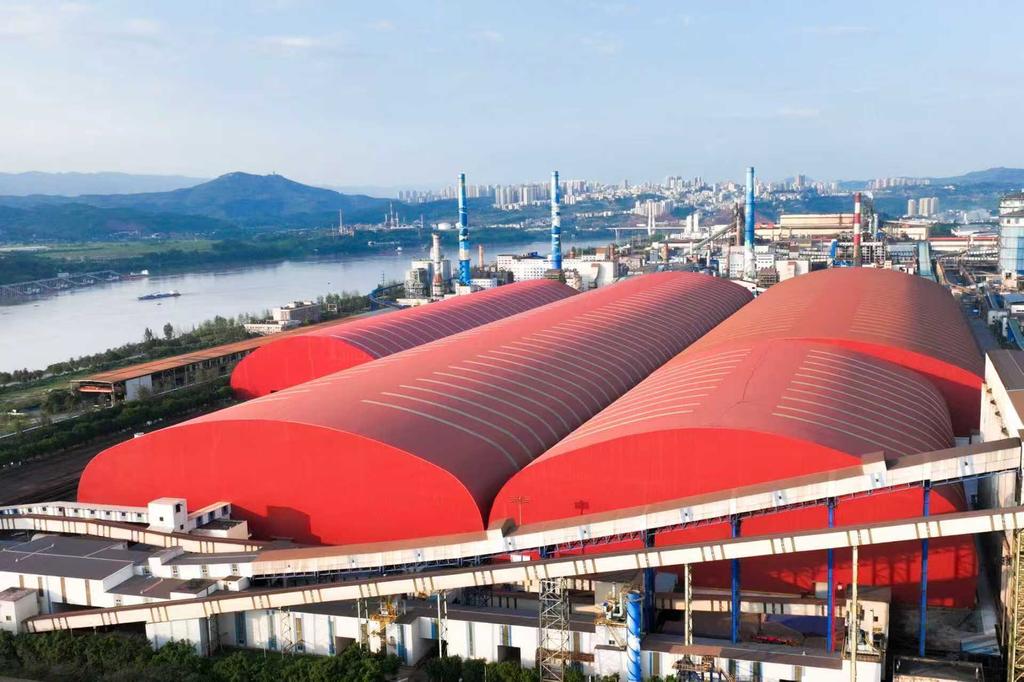 超低排放改造中,重庆钢铁建设的大棚封闭。受访者供图